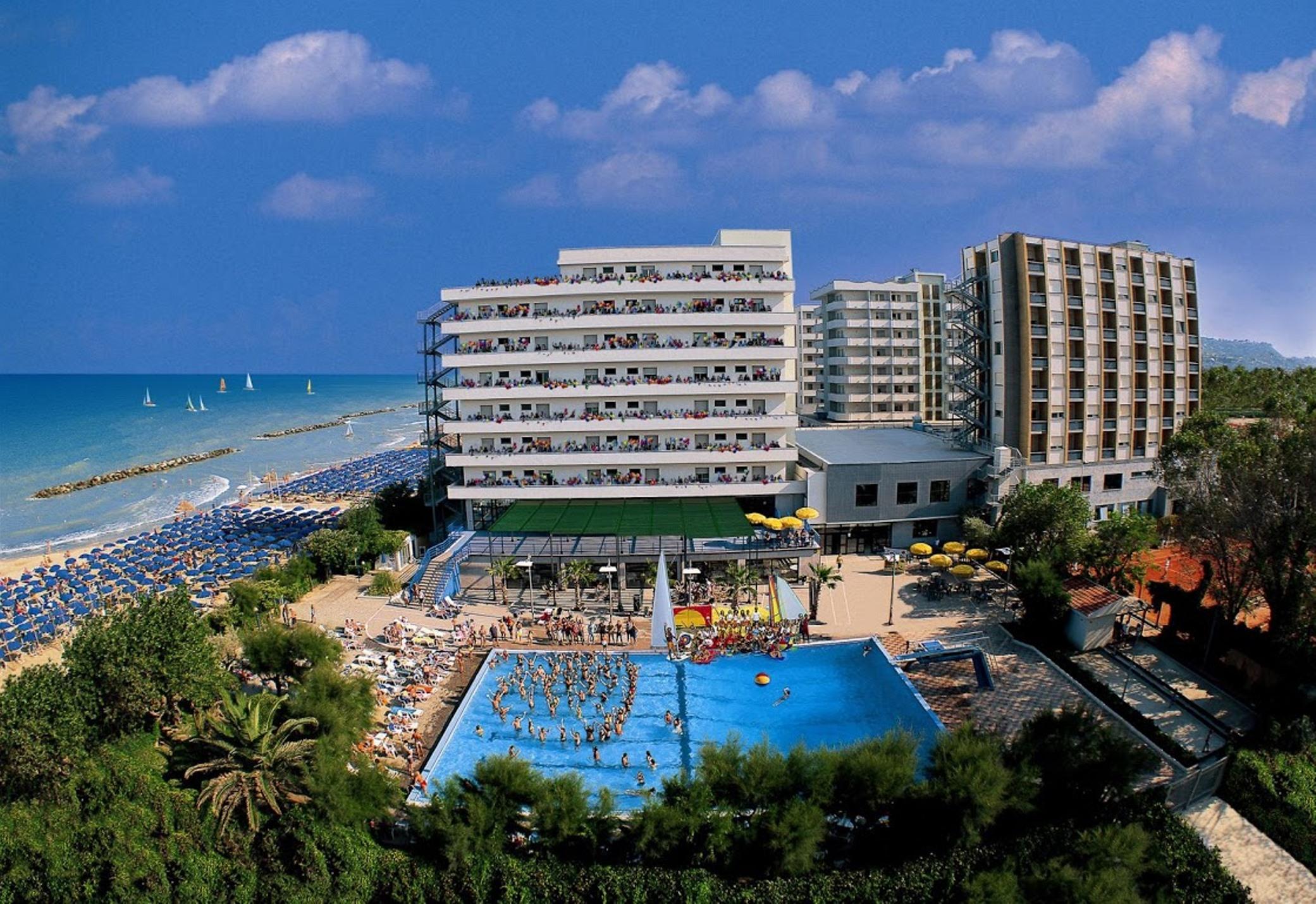 Serena Majestic Hotel Residence Montesilvano Bagian luar foto