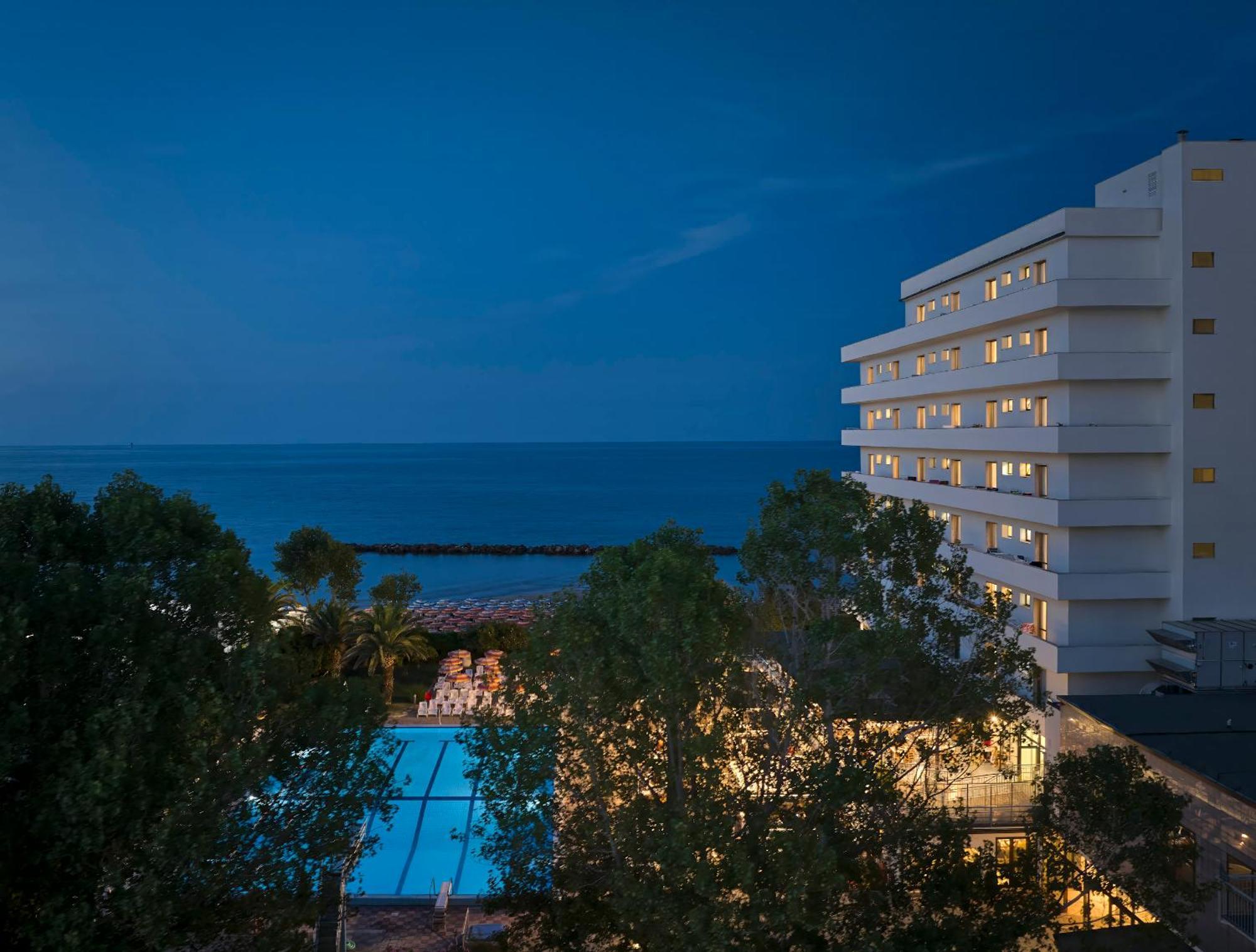 Serena Majestic Hotel Residence Montesilvano Bagian luar foto